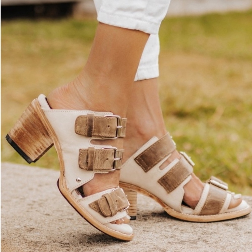 Freebird Quincy White and Tan Strap Buckles Sandals